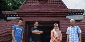 Guru SMK PONPES CADANGPINGGAN sedang di Masjid Karomah Depok Cirebon