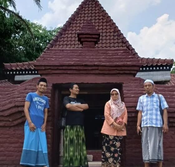 Guru SMK PONPES CADANGPINGGAN sedang di Masjid Karomah Depok Cirebon