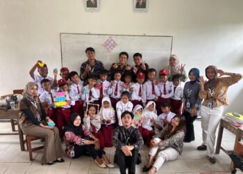 Mahasiswa KKN Universitas Trunojoyo Madura Sosialisasikan Daur Ulang Sampah Menjadi Karya Seni di SDN Batah Barat 02 57 IMG 20260105 WA0111