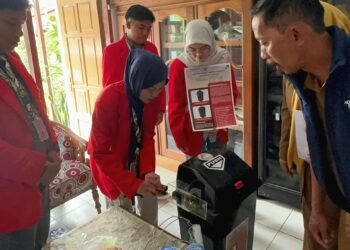 Inovasi Mahasiswa UNTAG Surabaya: Tempat Sampah Otomatis Berbasis Sensor Ultrasonik 50 Momen penyerahan inovasi Tempat Sampah Otomatis Berbasis Arduino kepada pihak sekolah