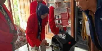 Momen penyerahan inovasi Tempat Sampah Otomatis Berbasis Arduino kepada pihak sekolah