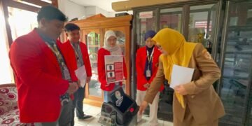 Demonstrasi Teknologi Tepat Guna Tempat Sampah Otomatis Berbasis Arduino Oleh Mahasiswa Untag Surabaya Kepada Pengurus Sekolah