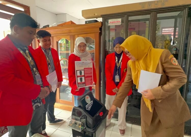 Demonstrasi Teknologi Tepat Guna Tempat Sampah Otomatis Berbasis Arduino Oleh Mahasiswa Untag Surabaya Kepada Pengurus Sekolah
