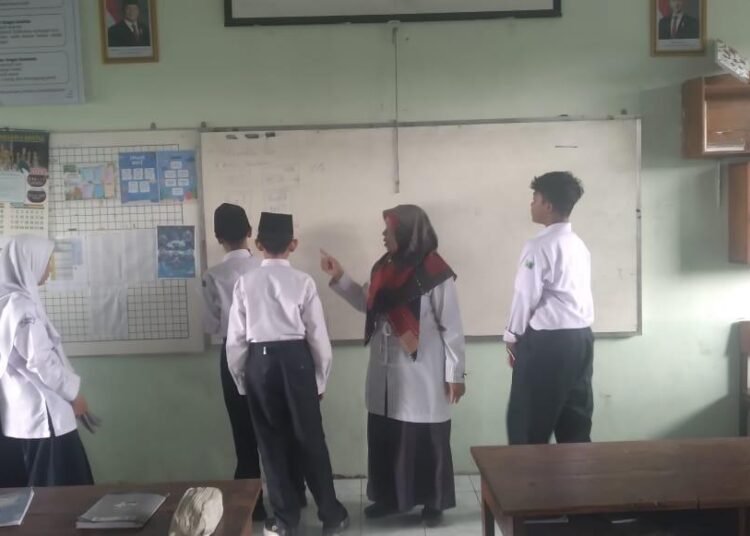 Metode Tutor Sebaya Siswa Kelas VII A, Perkuat Kolaborasi SBK dan Matematika dalam Materi Penjualan 46 Tutor Sebaya