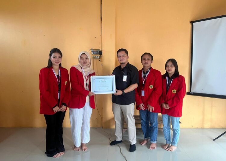 Perluas Jangkauan, Mahasiswa Universitas 17 Agustus 1945 (UNTAG) Surabaya Gerakan UMKM Kreatif Fokus pada Branding dan Digital Marketing 46 Foto Bersama Pemateri Sosialisasi Digital Marketing kepada UMKM Desa Nogosari