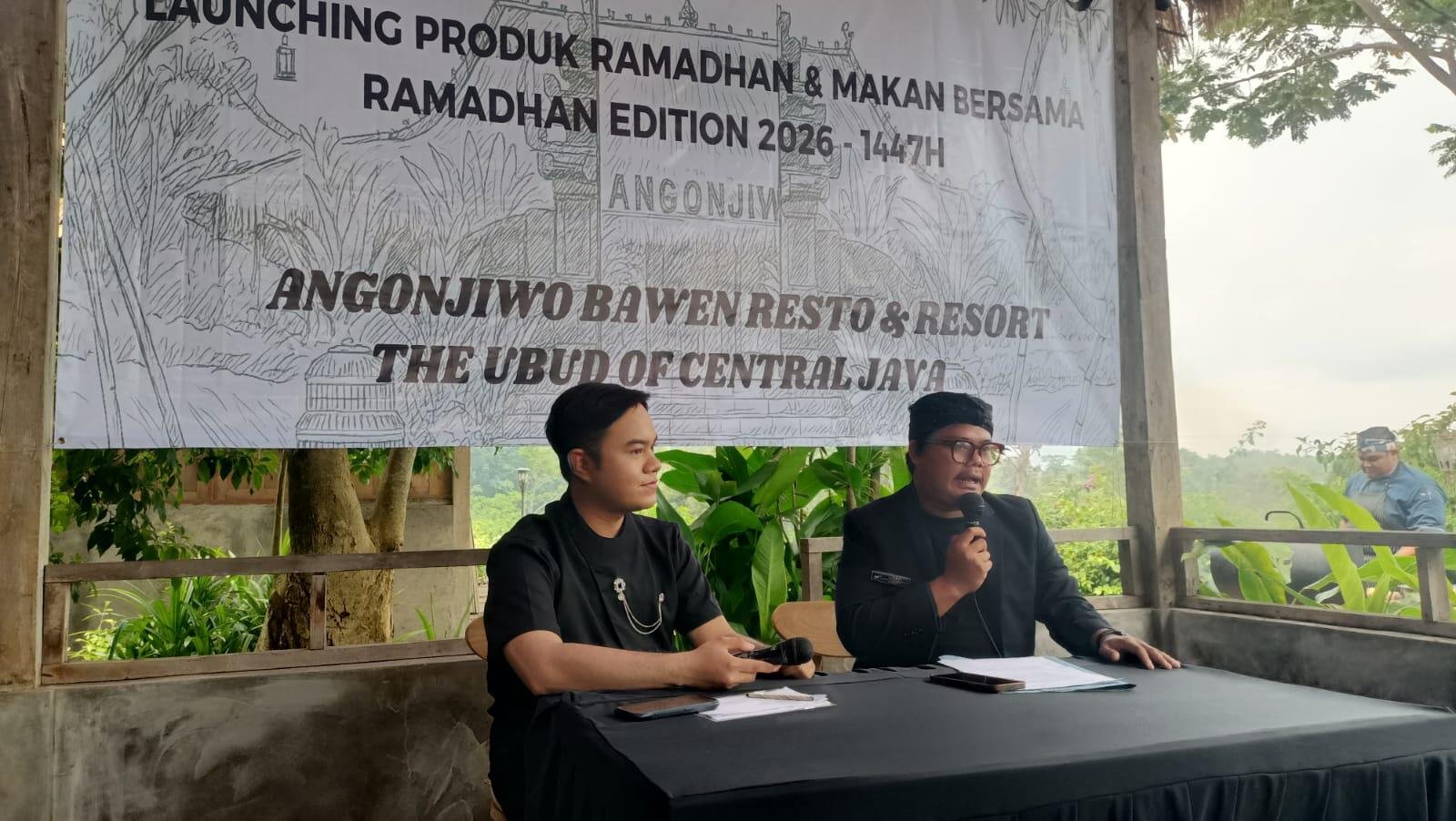 Manager Angonjiwo Bawen, Fandi memberikan keterangan pada saat launching Menu Ramadhan 2026 ( Yusuf)