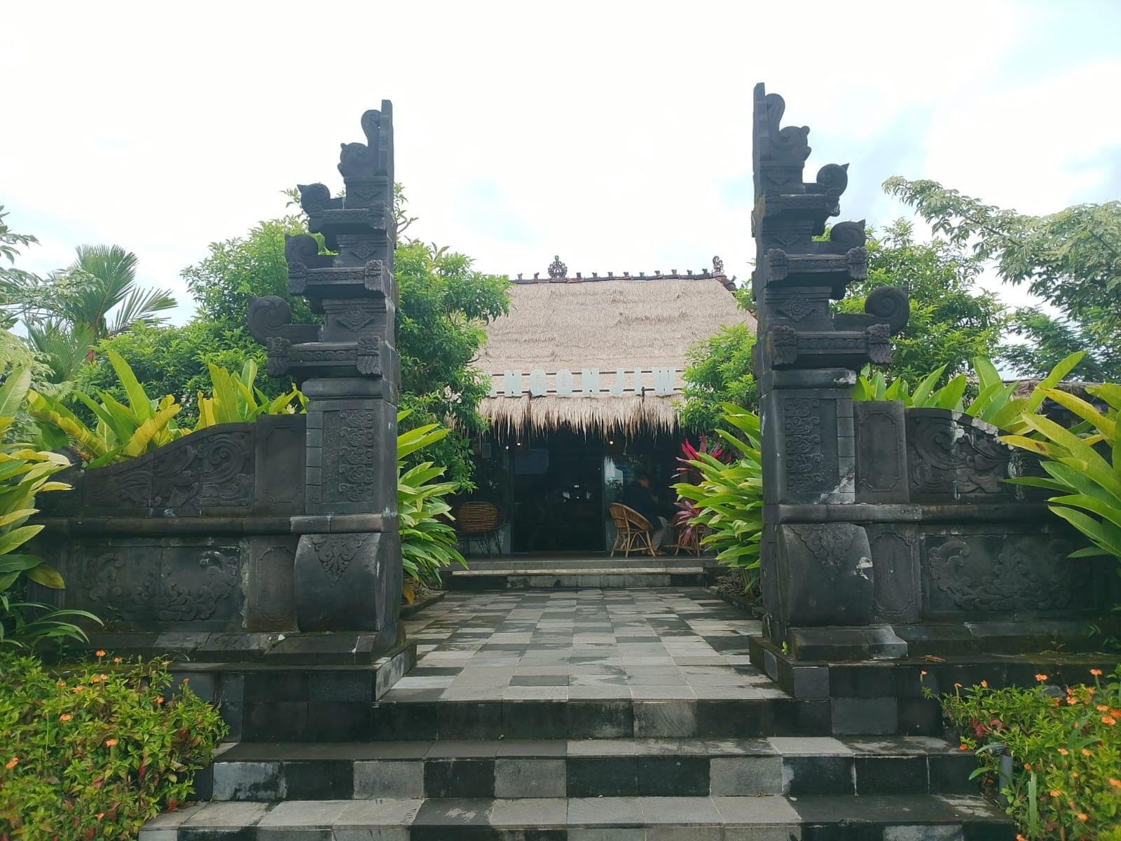 Pintu masuk Angonjiwo Bawen yang bernuansa Bali (Yusuf)