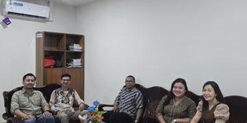 Kepala SMP Bruder Pontianak berbincang bersama para dosen AKUB di Ruang Direktur AKUB