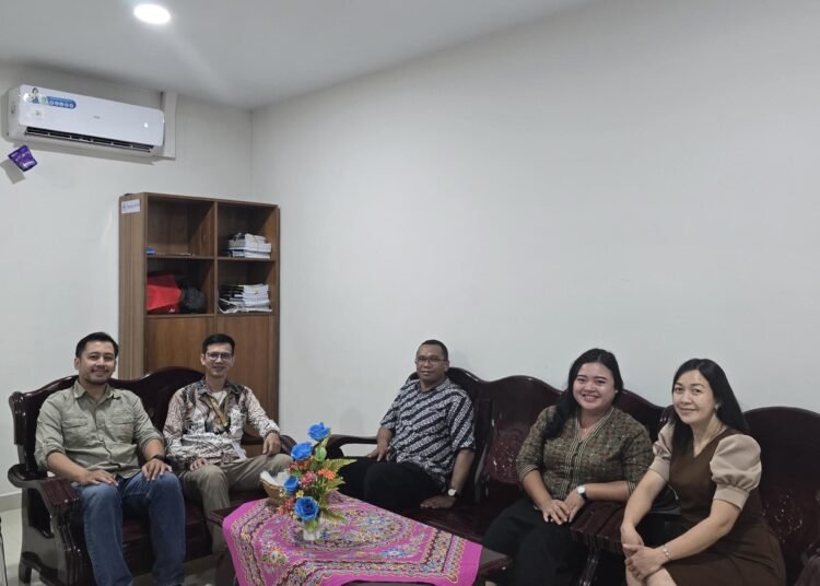 AKUB Pontianak Terima Kunjungan SMP Bruder, Bahas Kerja Sama Edukasi untuk Siswa 46 Kepala SMP Bruder Pontianak berbincang bersama para dosen AKUB di Ruang Direktur AKUB