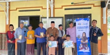 Penyerahan mushaf Al-Qur’an dan buku Iqro oleh KKN Panglawungan STAI Sadra bersama DKM Masjid Al-Mahmud