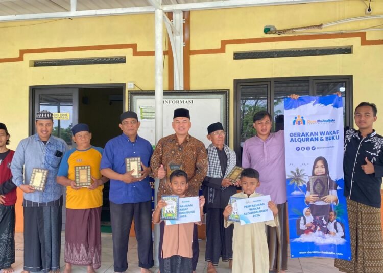 Penyerahan mushaf Al-Qur’an dan buku Iqro oleh KKN Panglawungan STAI Sadra bersama DKM Masjid Al-Mahmud