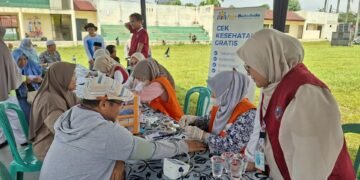 KKN Panglawungan Bersama Dana Mustadafin Gelar Cek Kesehatan Gratis di Lapangan Pusaka