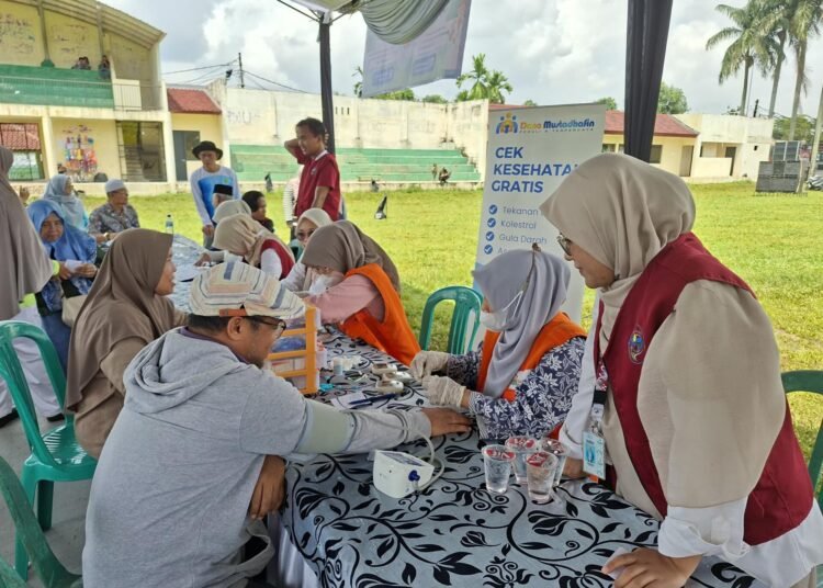 KKN Panglawungan Bersama Dana Mustadafin Gelar Cek Kesehatan Gratis di Lapangan Pusaka