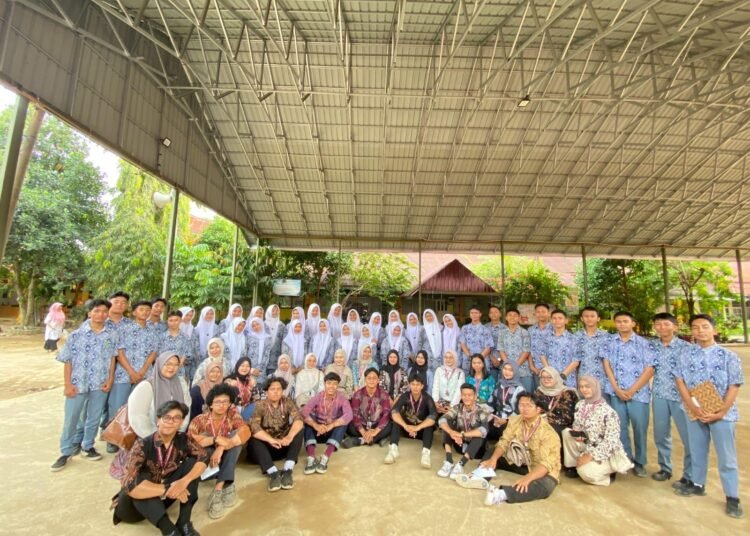 Mahasiswa KKN Cupak Tangah 9 Gelar Edukasi Pasca Bencana dan Pembuatan Alat Filtrasi Air Bersih di SMA Negeri 9 46 IMG 20260126 WA00371