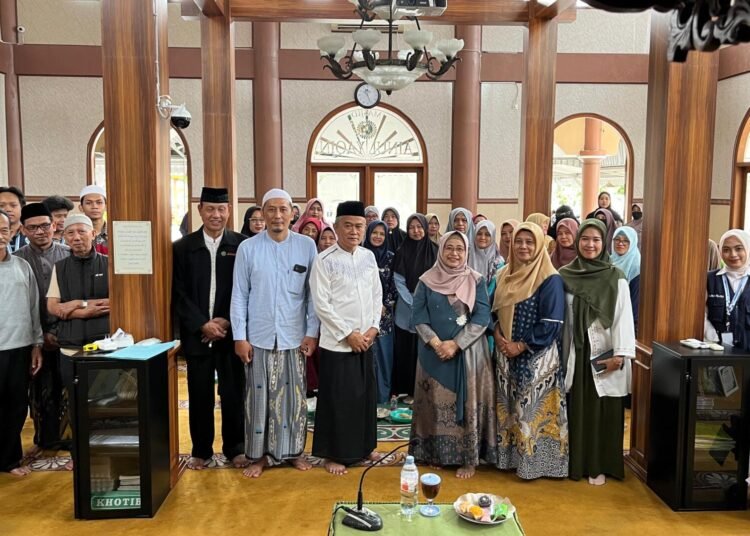 Menjawab Tantangan Zaman, Masjid Ainul Yaqin Sawojajar Kini Dilengkapi Layanan Konsultasi Keluarga 46 Foto bersama Prof. Dr. Hj. Mufidah Cholil, M.Ag dan Dr. Hj. Rofiqoh Rosidi, M.Pd., C.HT.
