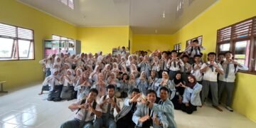 foto bersama siswa-siswi SMAN 1 Muara Belida