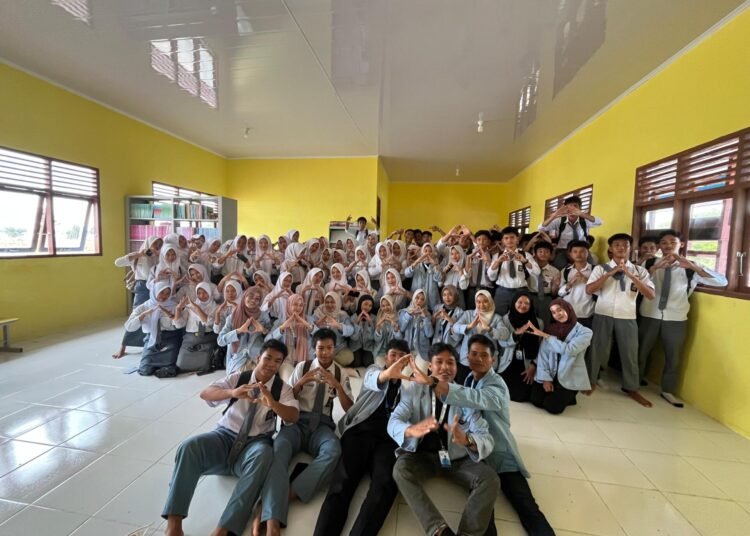 foto bersama siswa-siswi SMAN 1 Muara Belida