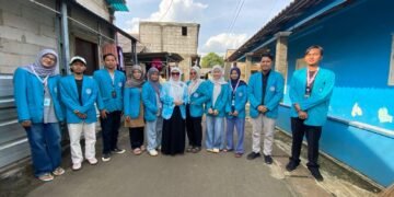 Foto bersama Hj. Siti Barkah Hasanah pada launching Program Ember Biru di Kelurahan Duren Seribu