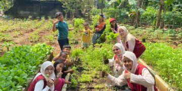 Kelompok Tani Wanita berkebun bersama Mahasiswa KKN STAI Sadra