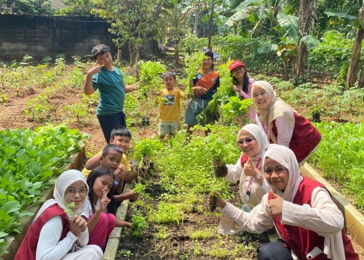 Kelompok Tani Wanita berkebun bersama Mahasiswa KKN STAI Sadra
