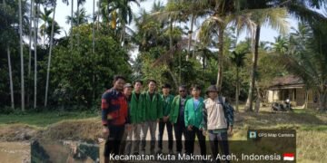 Mahasiswa HIMAGRI FP UNIMAL bersama petani dan Kejurun Blang di lokasi pompanisasi sawah pasca banjir di Desa Puloh Iboih, Aceh Utara.
Foto: HIMAGRI FP UNIMAL