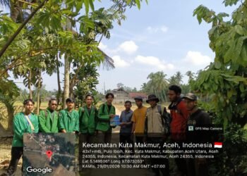 Penyerahan bantuan herbisida oleh mahasiswa UNIMAL untuk petani terdampak banjir di Desa Puloh Iboih, Aceh Utara. (DOK/HIMAGRI)