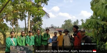 Penyerahan bantuan herbisida oleh mahasiswa UNIMAL untuk petani terdampak banjir di Desa Puloh Iboih, Aceh Utara. (DOK/HIMAGRI)