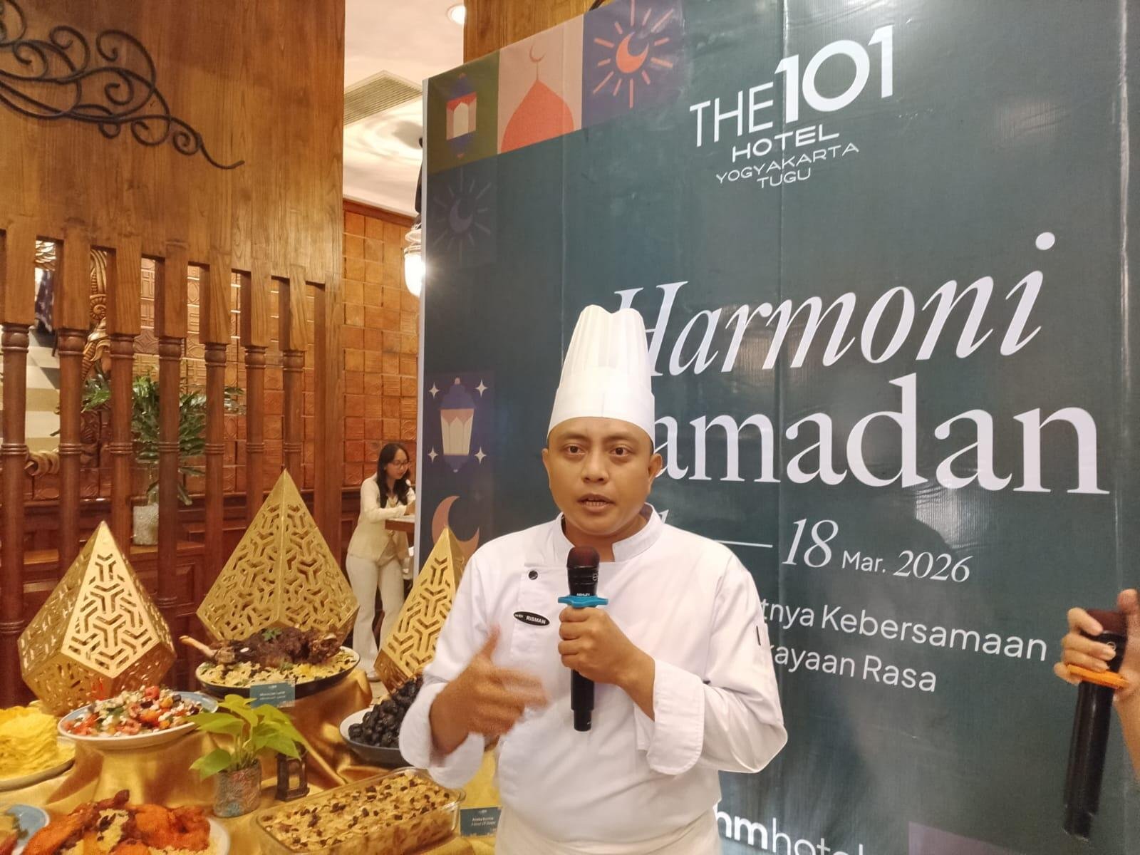 Excecutive Chef Risman Nurdiana ketika memaparkan beberapa paket Ramadan dan Imlek di Hotel The 101 Tugu Yogyakarta (Yusuf)
