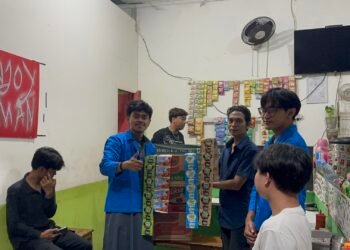 Mahasiswa UBSI Gelar PKM “Sruput Hikmah dalam Setiap Tegukan Kopi” di Warung Kopi Enjoy Aman 49 serah terima hasiah sesi tanya jawab