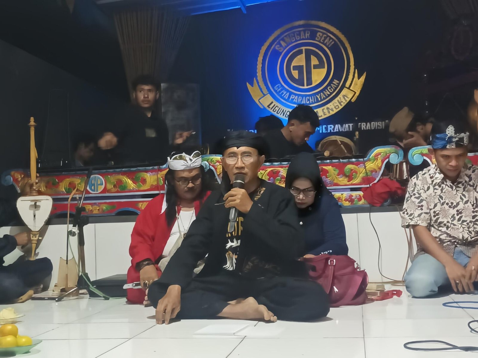 Dok : Abah Geri, Pimpinan Sanggar Seni Gema Parachiyangan pada acara Buka Tutup Panggung 2025–2026 Sanggar Gema Parachiyangan