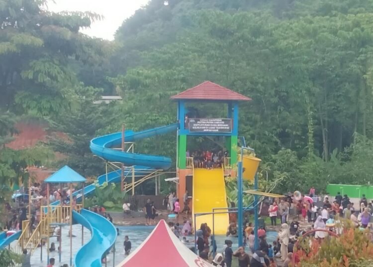 Dok : area seluncuran air (waterboom) dan ember tumpah Kandaga Waterpark Sindangwangi