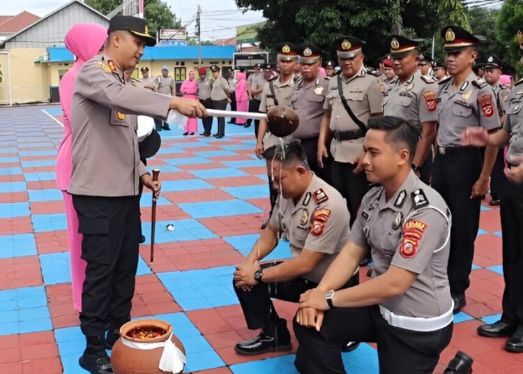 Rotasi Jabatan di Polres Majalengka, Kapolres Pimpin Sertijab Kapolsek dan Kasi Humas 46 Dok : Prosesi penyiraman air kendi sebagai simbol penyucian dan kesiapan mengemban amanah jabatan.