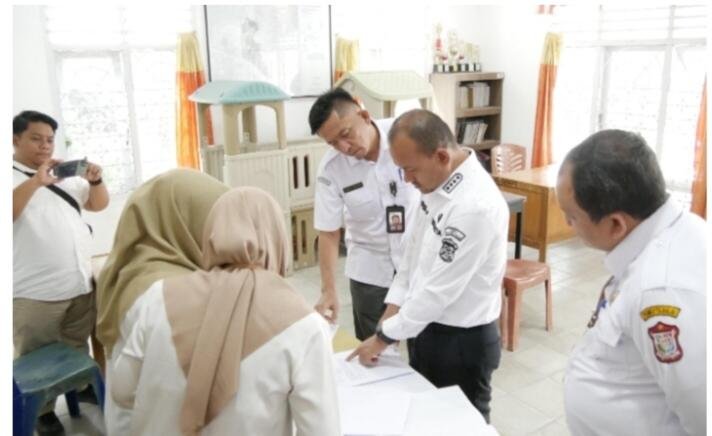 Tanjung Balai_Walikota Tanjung Balai Mahyaruddin Salim, kembali melakukan inspeksi mendadak (Sidak) ke-sejumlah kantor layanan masyarakat. Hari ini beliau melakukan kunjungan dan sidak ke Kantor Lurah Muara Sentosa, Kecamatan Sei Tualang Raso, Rabu (7/1/2026). Dalam kunjungannya kali ini, Walikota Tanjung Balai didampingi oleh Plt Kepala BKPSDM Ahmad Suangkupon, Kepala Inspektorat Indra Halomoan Nasution, saat tiba di lokasi langsung menyapa para ASN yang bertugas dan meninjau seluruh fasilitas baik sarana dan prasarana kantor. Kehadiran beliau juga turut memastikan bahwa koordinasi antara instansi Pemerintahan di seluruh OPD mulai dari tingkat Kelurahan, Kecamatan dan Dinas dapat berjalan dengan baik. Kunjungan ini bagian dari komitmen Pemko Tanjung Balai dalam memastikan Pelayanan Publik berjalan optimal terutama yang langsung bersentuhan dengan masyarakat. Dalam sidaknya, Walikota menekankan pentingnya peningkatan kualitas pelayanan kepada masyarakat, khususnya di Kelurahan Muara Sentosa. Beliau berharap agar seluruh Aparatur Pemerintahan dapat memberikan pelayanan yang maksimal dan responsif terhadap kebutuhan warga. Dimana Kantor Kelurahan yang menjadi ujung tombak pelayanan kepada warga. Walikota juga mengecek secara langsung kehadiran para pegawai yang ada dan menyampaikan agar seluruh ASN yang bertugas bekerja dengan disiplin kerja yang berlaku, tetap berada di Kantor pada jam dinas hingga jam dinas selesai. Dia juga menanyakan kepada ASN soal layanan yang diberikan kepada masyarakat, termasuk SOP pelayanan publik yang ada ketika masyarakat datang berkunjung dan mengurus administrasi yang dibutuhkan. Sidak ini menjadi bagian dari upaya Pemerintah Kota dalam meningkatkan transparansi dan akuntabilitas pelayanan publik, sehingga masyarakat dapat merasakan manfaat nyata dari kerja Aparatur Pemerintahan. Diharapkan, melalui langkah ini, tingkat kepuasan masyarakat terhadap layanan Pemerintahan di Kota Tanjung Balai terus meningkat, pungkas Walikota Mahyaruddin Salim. ES (A2M1