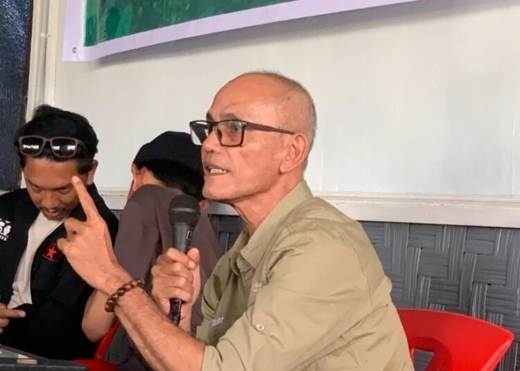 Bapak kadarudin sedang menyampaikan materi