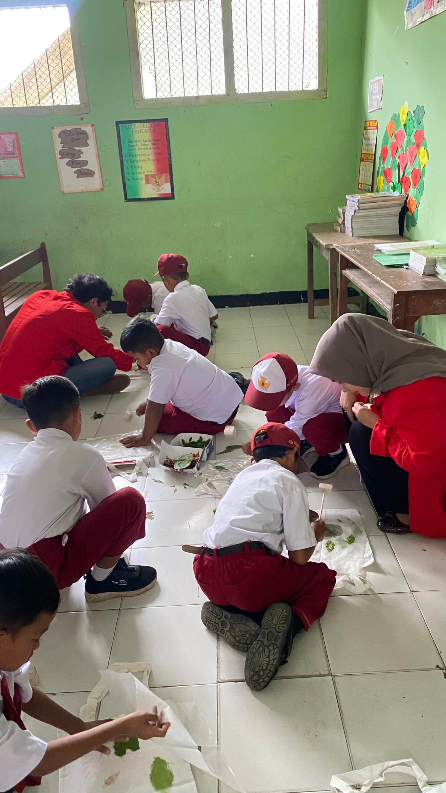 Foto kegiatan pembuatan ecoprint