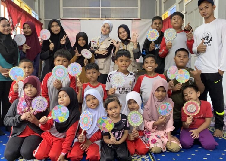 Belajar Batik dengan Cara Kreatif: Membuat Kipas dari Kardus Bekas di SB Banting 46 IMG 8351