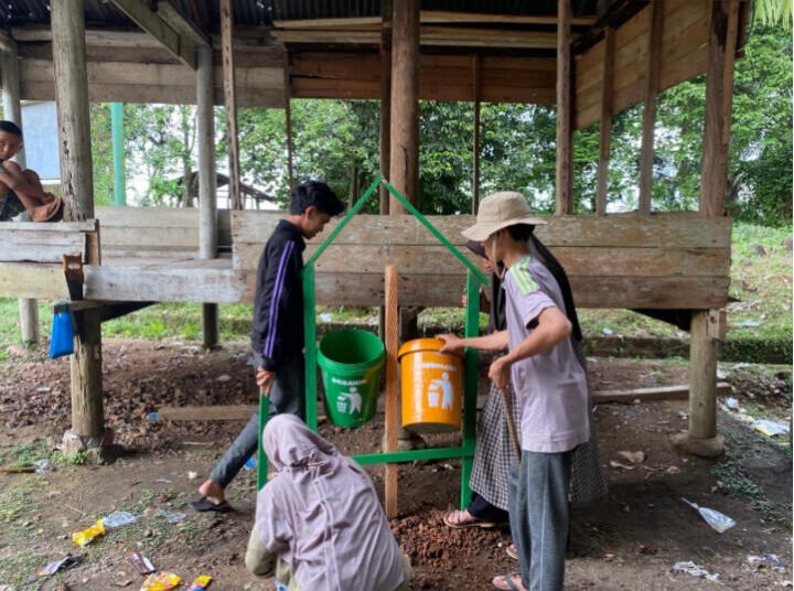 Mahasiswa KPM Universitas Islam Negeri Sultanah Nahrasiyah Lhokseumawe Kelompok 34 menyelesaikan Program Kerja Pembuatan Tong Sampah di Gampong Cot Seumiyong Kecamatan Kuta Makmur Kabupaten Aceh Utara