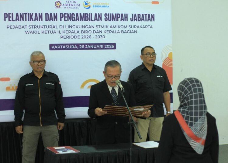 Pelantikan Pegawai Dan Penandatanganan Pakta Integritas Di Lingkungan STMIK AMIKOM Surakarta 46 IMG 8985 1