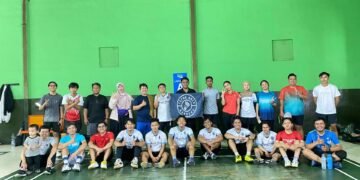 Foto bersama anggota komunitas badminton di Bandung setelah sesi bermain di GOR Badminton Arcamanik.