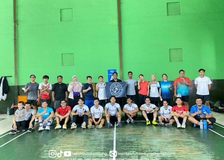Komunitas Bulu Tangkis di Bandung 46 Foto bersama anggota komunitas badminton di Bandung setelah sesi bermain di GOR Badminton Arcamanik.