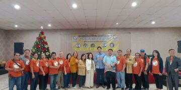 Peserta Rakernas FGTG dari Wilayah Jakarta Barat Foto Bersama dengan Founder FGTG Pdt. Merry Hadassah, S.Th/No. 9 dari kanan, Pembicara KKR Pdt. Dr. Joshua Christian/N. 8 dari kanan, dan Ketua Umum FGTG Pdt. David Trisnadi, MBA/No. 7 dari kanan (Sumber: Dokpanitia)