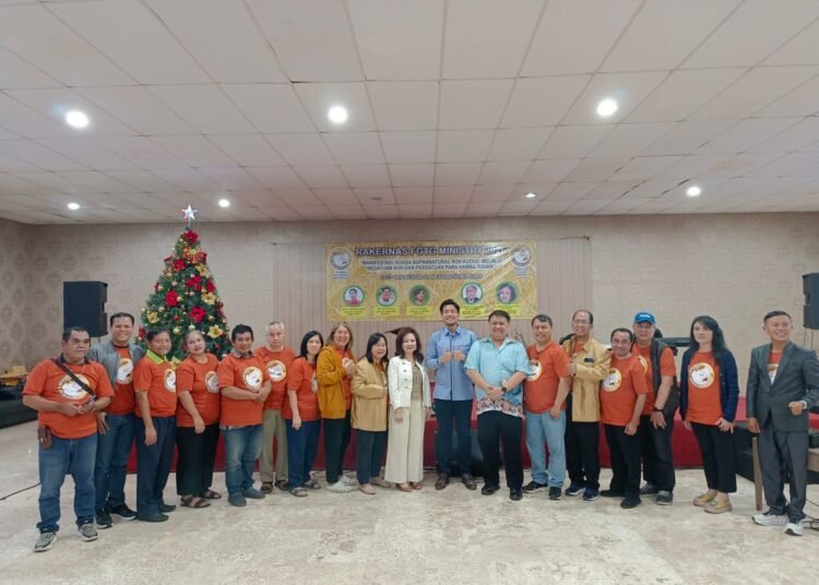 Peserta Rakernas FGTG dari Wilayah Jakarta Barat Foto Bersama dengan Founder FGTG Pdt. Merry Hadassah, S.Th/No. 9 dari kanan, Pembicara KKR Pdt. Dr. Joshua Christian/N. 8 dari kanan, dan Ketua Umum FGTG Pdt. David Trisnadi, MBA/No. 7 dari kanan (Sumber: Dokpanitia)