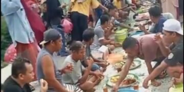 Setelah puluhan tahun menanti, jalan di Dusun Passedde, Desa Lipukasi, Kecamatan Tanete Rilau, Kabupaten Barru akhirnya mulus. Penantian panjang warga pun terbayar dengan digelarnya syukuran. Kini akses lebih nyaman dan aktivitas sehari-hari semakin lancar.