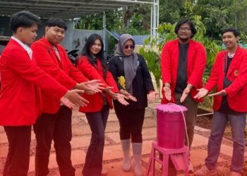 Mahasiswa KKN Universitas 17 Agustus 1945 Surabaya bersama mitra rumah kebun Bu Emmy saat penerapan mesin pencacah sampah organik di Desa Nogosari, Dusun Bulak Kunci.