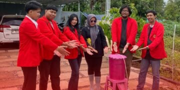 Mahasiswa KKN Universitas 17 Agustus 1945 Surabaya bersama mitra rumah kebun Bu Emmy saat penerapan mesin pencacah sampah organik di Desa Nogosari, Dusun Bulak Kunci.