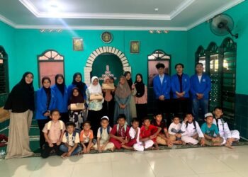 Mahasiswa UBSI Latih Keberanian Bicara Anak Yayasan Al-Ihya Lewat Teknologi 48 Mahasiswa UBSI foto bersama anak-anak Yayasan Al-Ihya setelah kegiatan pengabdian masyarakat pelatihan public speaking.