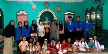 Mahasiswa UBSI foto bersama anak-anak Yayasan Al-Ihya setelah kegiatan pengabdian masyarakat pelatihan public speaking.