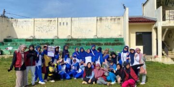 Mahasiswa KKN STAI Sadra mengikuti kegiatan terapi Lien Tien Kung yang diselenggarakan oleh Sekolah Lansia Selantang Bahagia di Lapangan Pusaka, Kelurahan Duren Seribu, Kota Depok, Sabtu (4/1/2026).