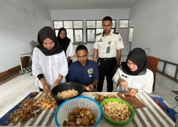 Pembinaan Kemandirian Berbasis Potensi Lokal, Warga Binaan Lapas Bandanaira Produksi Sirup Pala 57 WhatsApp Image 2026 01 07 at 10.43.57