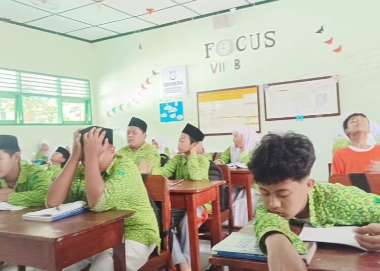 Siswa Kelas VIIF MTsN 6 Bantul Selami Filosofi "Napas Kita dari Rimba" dalam Pembelajaran IPS 46 WhatsApp Image 2026 01 07 at 14.51.29